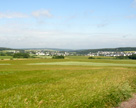 Blick auf Blankenrath über den Hunsrück
mit der Eifel im Hintergrund.
Möchten Sie genauer hinschauen?